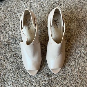 Life stride tan heels